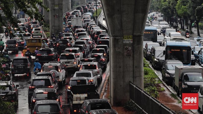 Gubernur DKI Jakarta Anies Baswedan tidak ingin ada mobil pribadi yang berusia lebih dari 10 tahun beredar di jalanan Ibu Kota pada 2025.