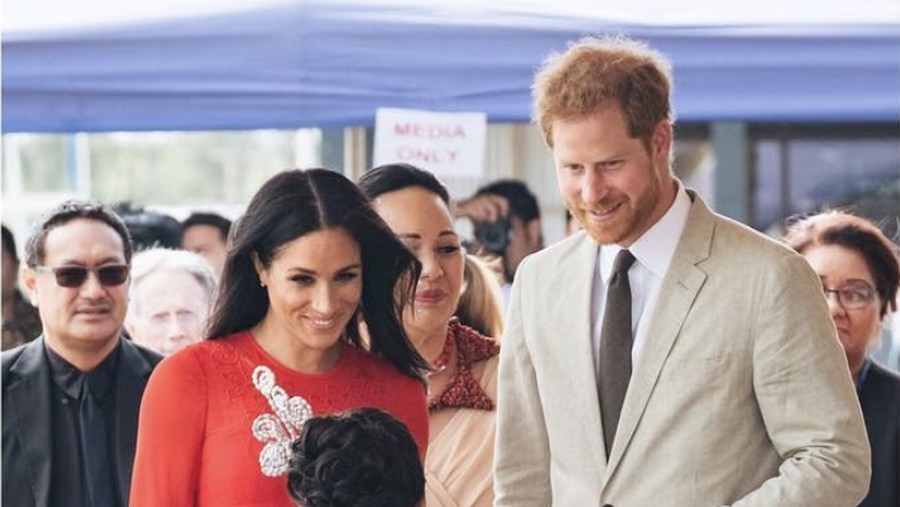 Meghan Markle ternayat pernah memakai sepatu dari daur ulang botol bekas saat kunjungannya ke Australia beberapa waktu lalu.