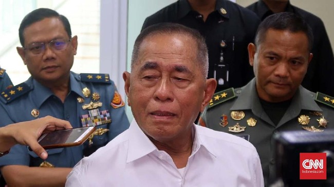 Menhan Ryamizard menegaskan sebagai sesama mantan prajurit TNI dirinya bersahabat dengan Prabowo, namun tak ingin membicarakan politik.