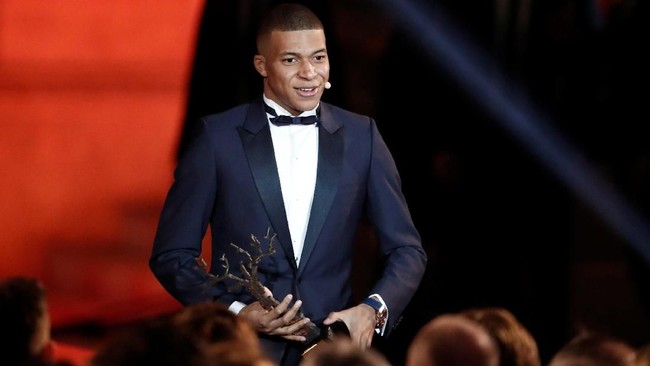 Bintang PSG dan timnas Prancis, Kylian Mbappe meraih Trophee Kopa yang merupakan gelar bagi pemain muda terbaik di tahun ini.