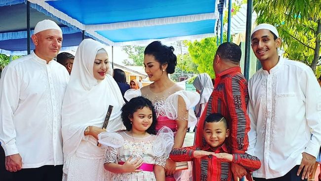 Potret Kehangatan Krisdayanti dan Mantan Istri Raul Lemos