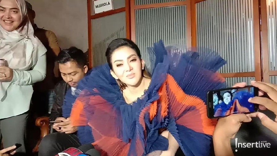 Syahrini terlihat enggan memberikan komentar tentang asmara.