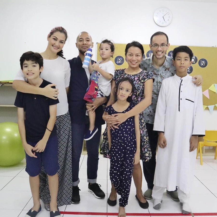 Rima Melati Adams Berikut daftar lima artis yang akur dengan mantan istri dari suaminya kini.