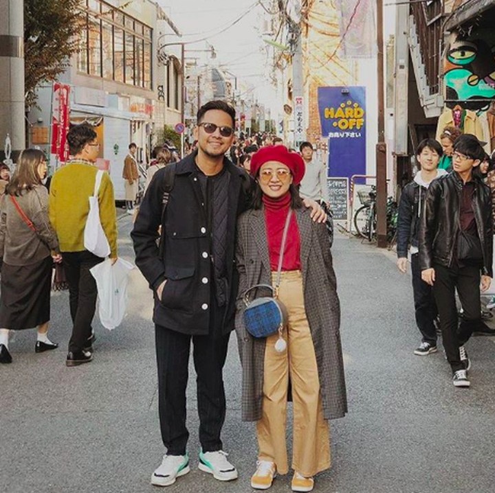 <p>Astrid dan Arlan seperti masih pacaran ya, Bun. Hi-hi, kurang si kecil Alec aja nih. (Foto: Instagram/astridbasjar)</p>