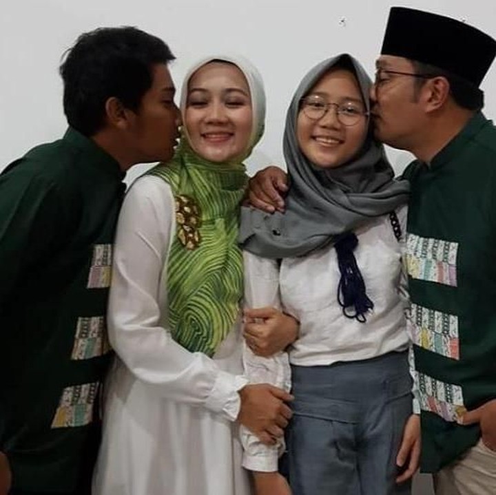 <p>Duuh..orang tua mana yang nggak meleleh dicium anaknya, seperti Emmeril ke mamanya. (Foto: Instagram @ataliapr)</p>