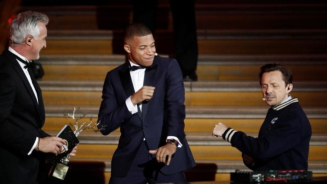 Kylian Mbappe meraih penghargaan Trophee Kopa tanda pemain muda terbaik. Statistik menunjukkan dirinya memang layak atas penghargaan tersebut.