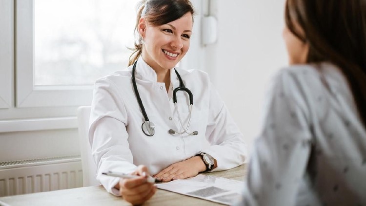 Pilih Bidan atau Dokter Kandungan untuk melahirkan nanti? Bunda simak dulu pertimbangannya ya.