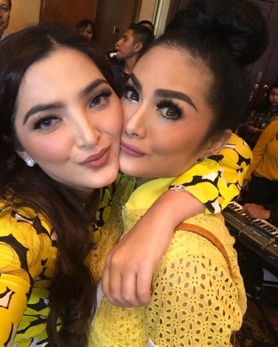 Berikut daftar lima artis yang akur dengan mantan istri dari suaminya kini.