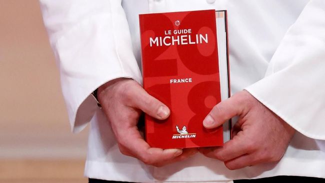 Koki asal Amerika Serikat, Dominique Crenn, mendapatkan penghargaan bintang tiga dari Michelin Guide.
