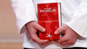 Dominique Crenn, Koki Pertama AS Berbintang Tiga Michelin