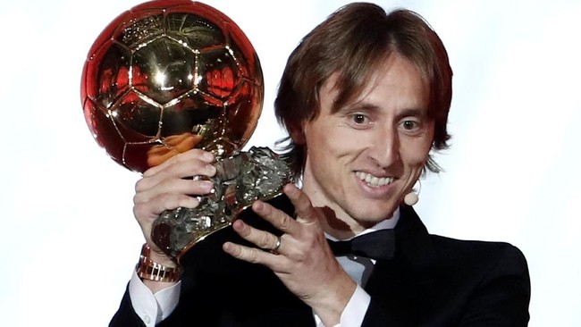 Luka Modric melengkapi selusin penghargaan Ballon d'Or diraih para pemain Real Madrid, Cristiano Ronaldo mendapat lima kali.