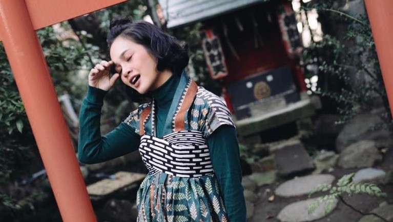 Andien kerap kali mengenakan kain nusantara di berbagai kesempatan. Kain yang kerap dipakai oleh ibu dari Kawa ini adalah kain Sumba, Maumere, dan Batik.
