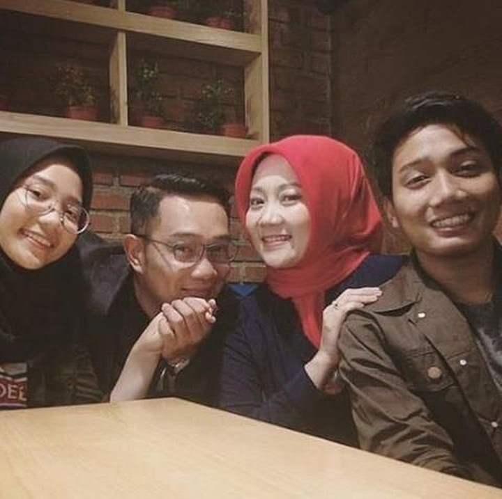 <p>Saat foto keluarga, si sulung memilih duduk dekat mamanya nih. (Foto: Instagram @ridwankamil)</p>