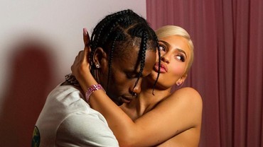 img-title Sudah Hidup Bersama & Punya Anak, Kylie Jenner Baru Dilamar?