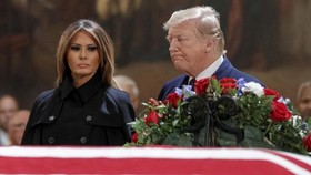 'Pisah,' Donald Trump di Vietnam-Melania di Amerika