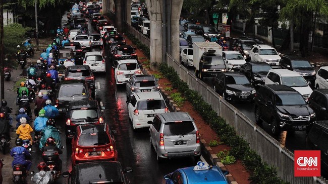 Netizen mengeluhkan macet di Jakarta yang bertambah parah saat hujan turun pada Rabu (1/2).