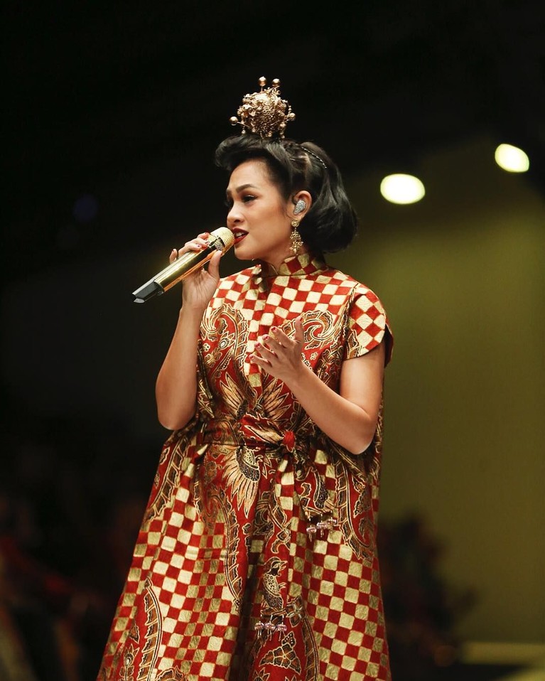 6 Gaya Kekinian Andien, Si Pecinta Kain Nusantara Andien kerap kali mengenakan kain nusantara di berbagai kesempatan. Kain yang kerap dipakai oleh ibu dari Kawa ini adalah kain Sumba, Maumere, dan Batik.