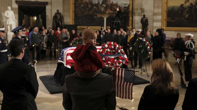 Mantan Presiden Amerika Serikat, George Herebert Walker Bush, meninggal dunia pada usia 94 di Houston, Texas, Jumat malam (30/11).