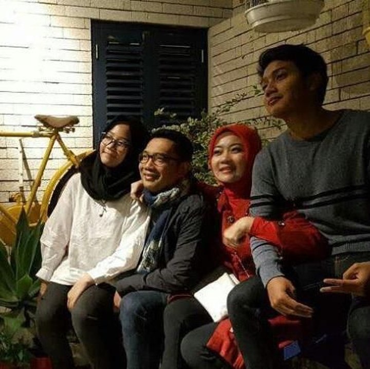 <p>Hemm.. Atalia gandeng erat si Emmeril nih. Awas ya kalau ada yang berani ngelirik! He-he-he. (Foto: Instagram @ataliapr)</p>