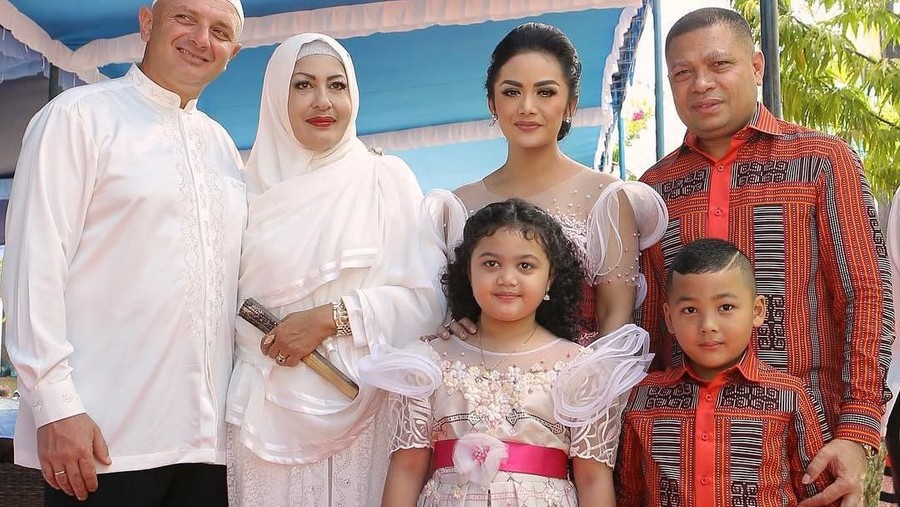 Berikut daftar lima artis yang akur dengan mantan istri dari suaminya kini.