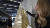 FOTO: Kilau Emas Pohon Natal Termahal di Eropa Pohon Natal yang terbuat dari emas murni seberat 63 kilogram hadir menyambut perayaan Hari Natal di Munich, Jerman.