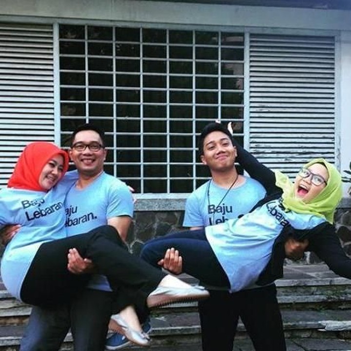 <p>Pada Lebaran lalu, mereka sempat pakai baju kembaran nih. Kompak banget ya keluarga <a href="https://www.haibunda.com/mom-life/d-4317892/jaga-perasaan-pasangan-seperti-duet-ridwan-kamil-maudy-koesnaedi" target="_blank">Kang Emil</a> dan Si Cinta. (Foto: Instagram @emmerilkahn)</p>