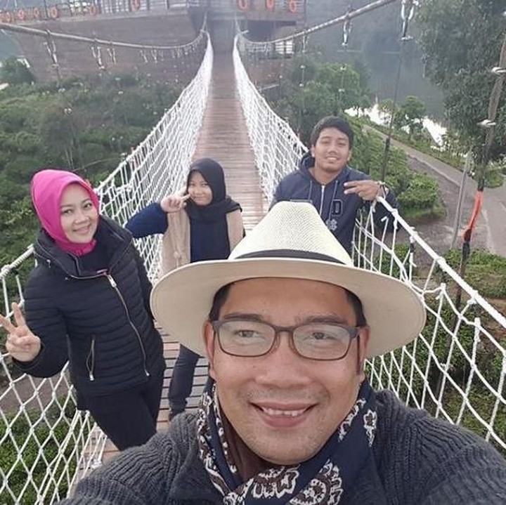 <p>Wefie bareng-bareng, kalau gaya seperti ini Emmeril mirip siapa ya, Bun? (Foto: Instagram @ataliapr)</p>