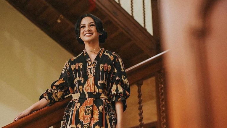 6 Gaya Kekinian Andien, Si Pecinta Kain Nusantara Andien kerap kali mengenakan kain nusantara di berbagai kesempatan. Kain yang kerap dipakai oleh ibu dari Kawa ini adalah kain Sumba, Maumere, dan Batik.