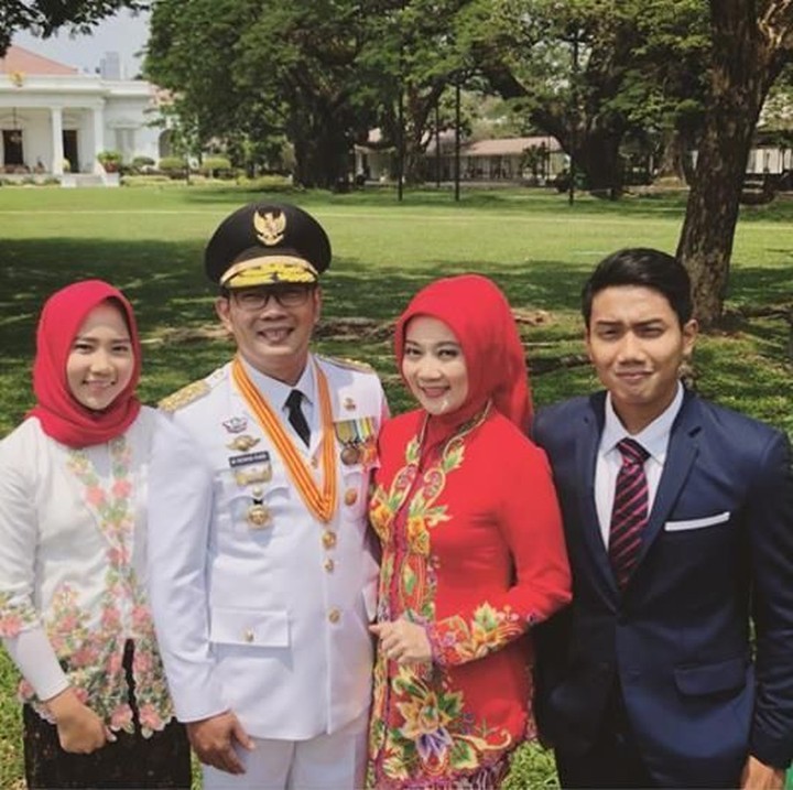 <p><a href="https://food.detik.com/foto-kuliner/d-4199460/ini-pose-akrab-emmeril-kahn-anak-ridwan-kamil-saat-makan-bareng-keluarga" target="_blank">Ridwan Kamil</a> dan Atalia Praratya dikarunia dua buah hati yang sudah dewasa. Si sulung, Emmeril Khan Mumtaz kerap mencuri perhatian netizen nih. Siapa yang mau daftar jadi calon menantu Kang Emil? (Foto: Instagram @ridwankamil)</p>