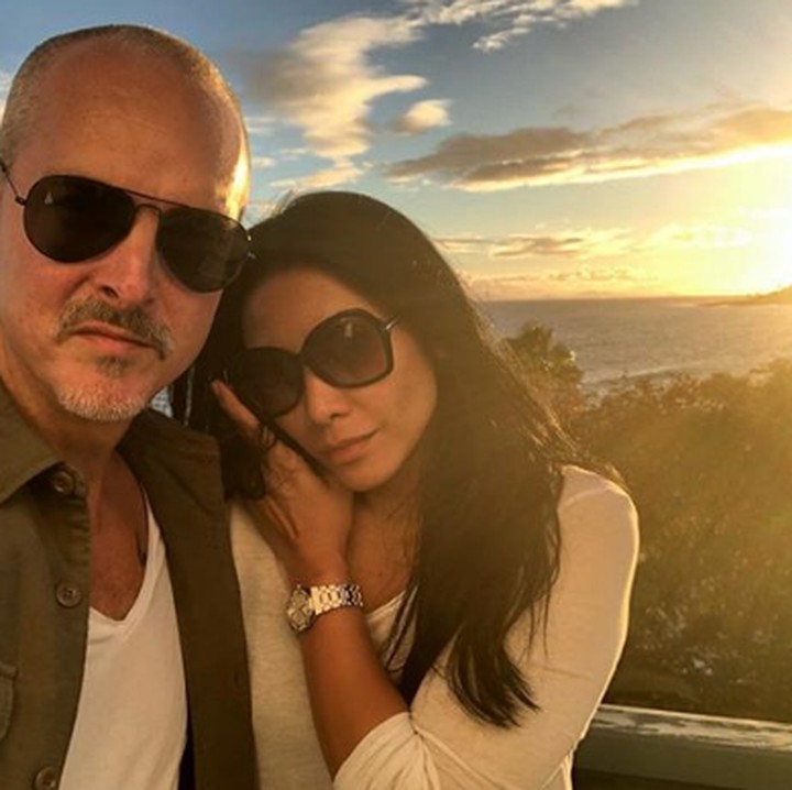 <p>Saat mereka mengujungi Canary Islands, wefie dulu dengan suami. Seru ya menikmati sunset bersama orang tersayang. (Foto: Instagram @anggun_cipta)</p>