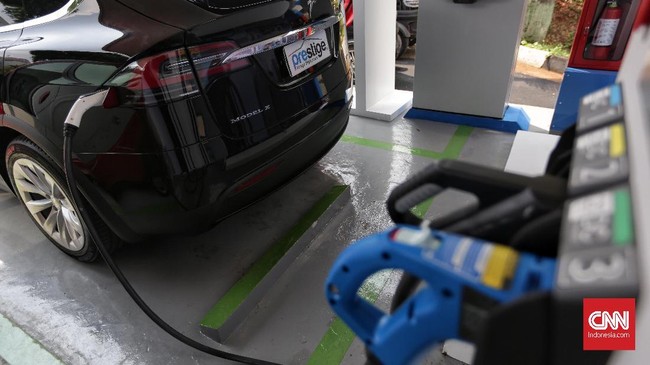 Impor utuh dianggap bisa digunakan buat tes pasar oleh produsen, pengenalan untuk masyarakat, dan membantu membentuk ekosistem awal.