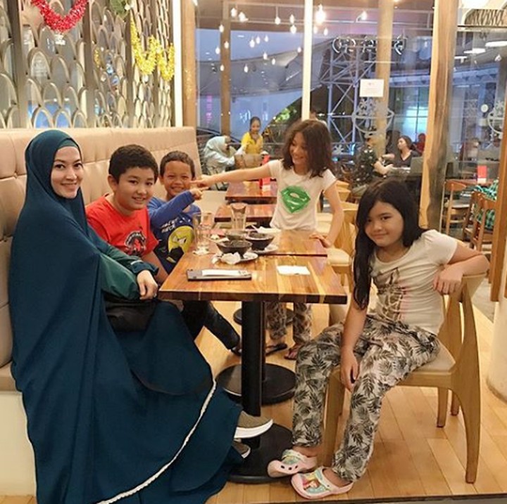 <p>Semoga sehat selalu ya Bunda Lyra Virna dan anak-anak. (Foto: Instagram @lyravirna)</p>