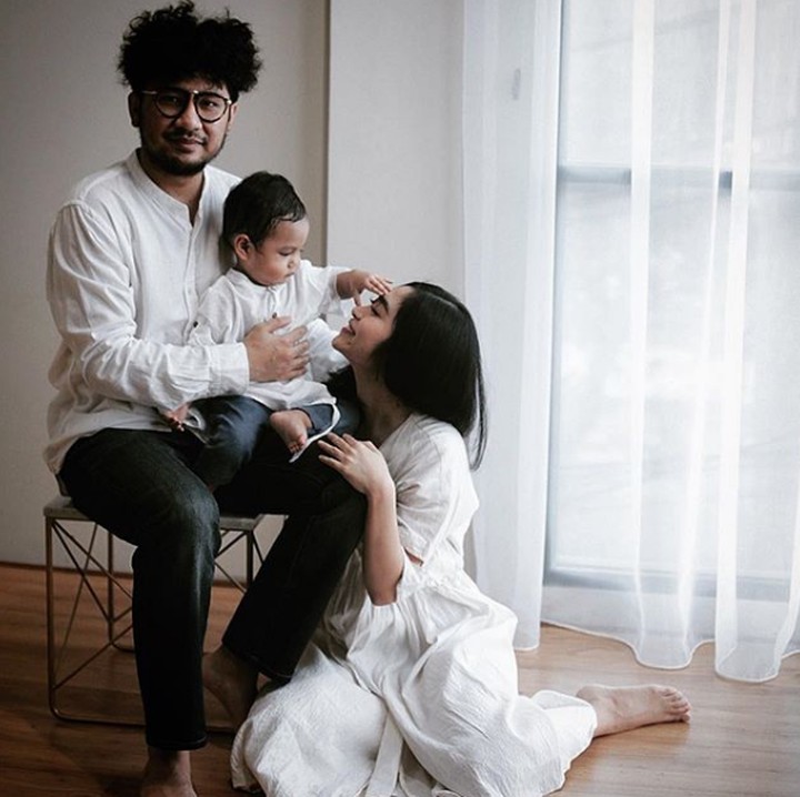 <p>Foto bersama, Badha kecil sepertinya gemas dengan sang ibu. (Foto: Instagram @peonyandherself)</p>