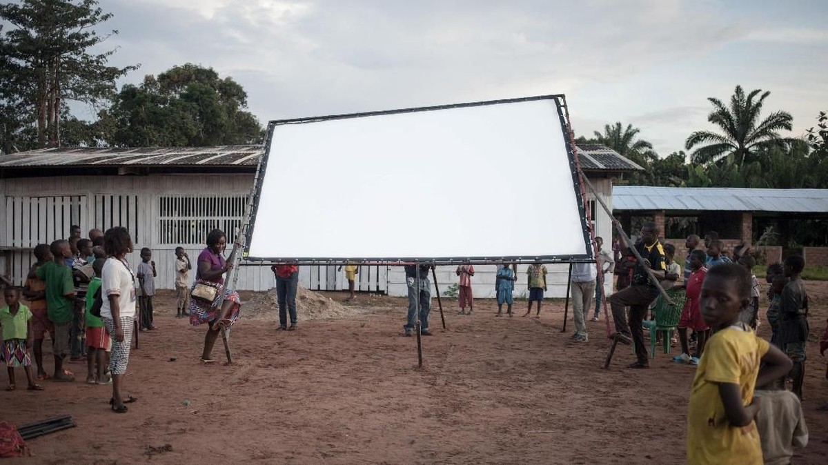 FOTO: Warga Desa Sambut Bioskop Berjalan di Afrika