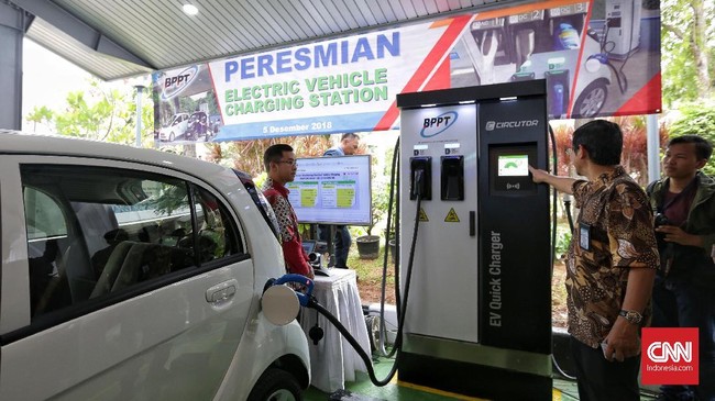 Ada dua stasiun pengisian kendaraan listrik yang didirikan Badan Pengkajian dan Penerapan Teknologi (BPPT), yaitu di Jakarta dan Serpong.