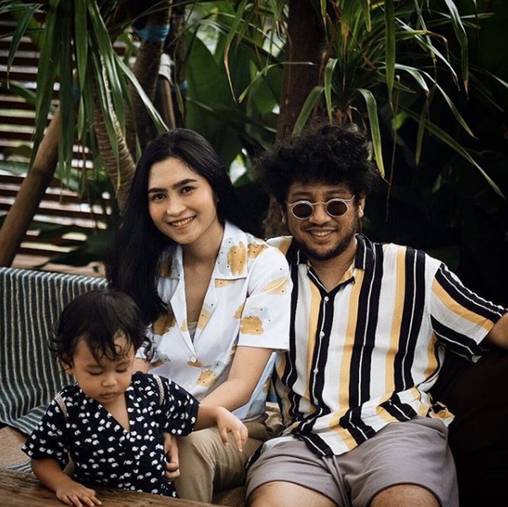 <p>Niat foto keluarga yang kompak, Badha malah mau kabur, hi-hi-hi. (Foto: Instagram @peonyandherself)</p>