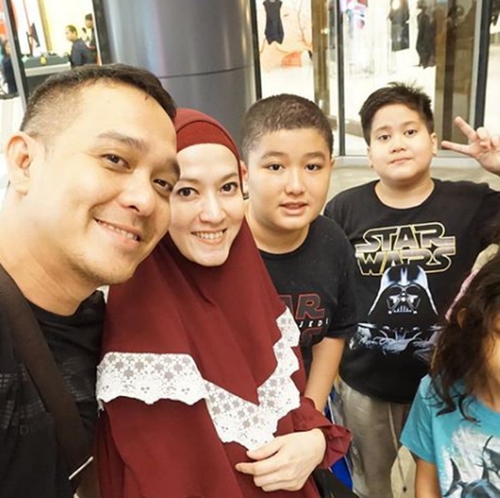 <p>Lyra Virna dan Fadlan memiliki lima anak. Dua anak dari pernikahan Lyra dengan suami sebelumnya dan tiga anak dari pernikahan pertama Fadlan. (Foto: Instagram @lyravirna)</p>