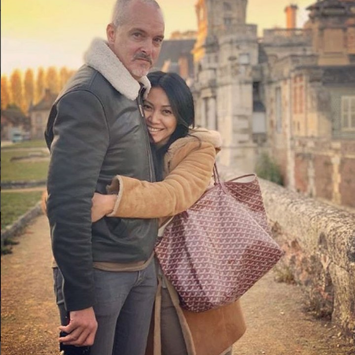 <p>Romantis banget ya mereka, Bun. Anggun nampak memeluk erat suaminya. (Foto: Instagram @anggun_cipta)</p>