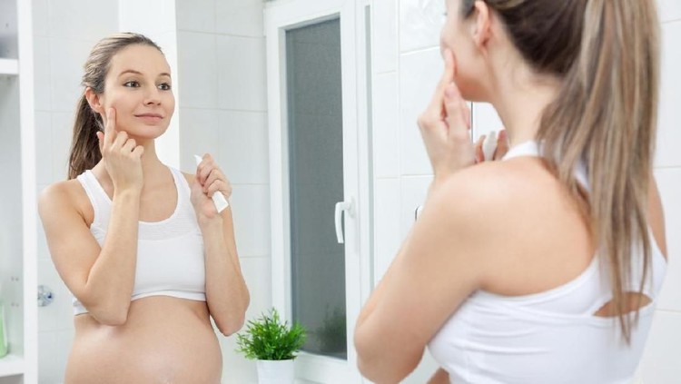 Penggunaan kosmetik berbahaya saat hamil dapat menyebabkan janin jadi cacat, Bun. Hati-hati ya, jangan sembarangan memilih produk kecantikan!