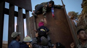 FOTO: Imigran Honduras Paksa Terobos Perbatasan AS
