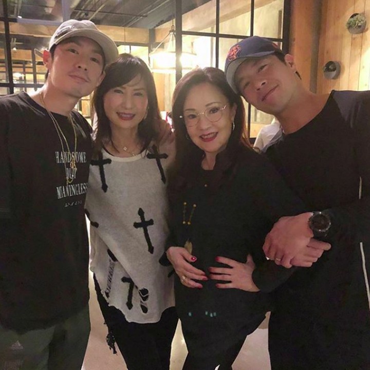 <p>Para ibu dan anak-anaknya nongkrong bareng? Seru juga lho. (Foto: Instagram/mimiyang2455)</p>
