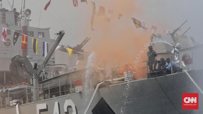 Panglima Koarmada III TNI AL mengatakan KRI Teluk Lada-521 telah berada dekat KM Mina Sejati yang diduga dibajak oleh ABK-nya sendiri.