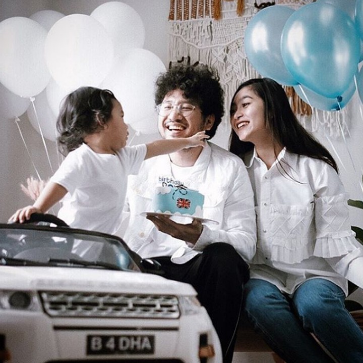 <p>Saat merayakan ulang tahun Badha yang kedua. <a href="https://20.detik.com/e-flash/20181116-181116088/kunto-aji-bakal-gelar-konser-di-akhir-tahun" target="_blank">Kunto Aji</a> dan istrinya memberikan Badha kado mobil mini nih. (Foto: Instagram @peonyandherself)</p>