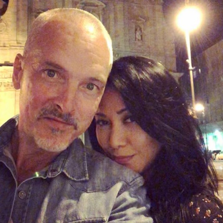 <p>Anggun dan suami menikmati suasana malam yang syahdu nih. (Foto: Instagram @anggun_cipta)</p>