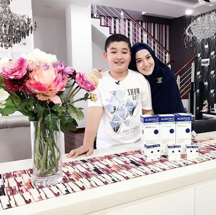 <p>Kalau sudah besar jadi bodyguard bundanya nih. (Foto: Instagram @lyravirna)</p>