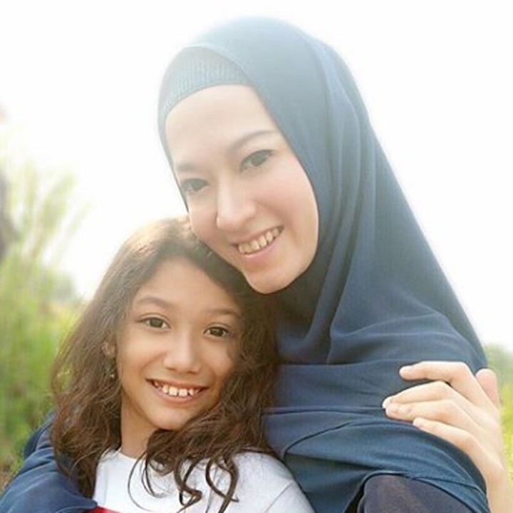 <p>Lyra Virna bersama putrinya, Eisha Bachmid. Sama-sama cantik ya? (Foto: Instagram @lyravirna)</p>