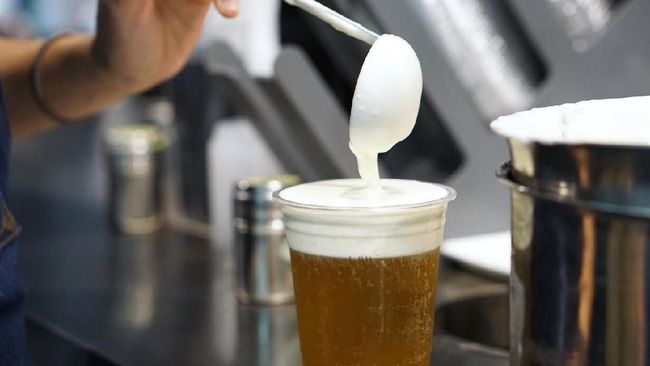 Keunikan minuman teh keju adalah memadukan teh buah atau teh susu dengan busa keju di atasnya sebagai topping.