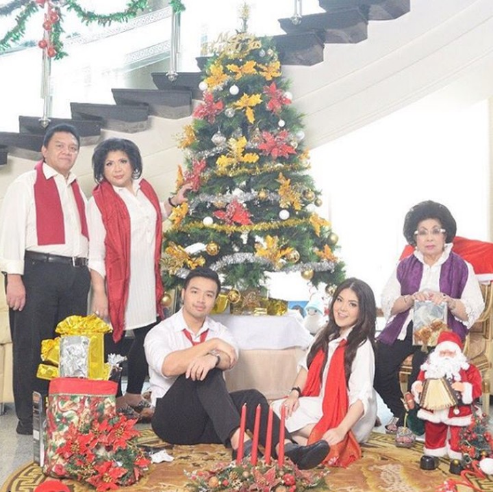<p>Saat perayaan natal nih, Bun, meriah banget ya keluarga mereka. (Foto: Instagram @ tinatoon101)</p>