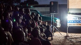 FOTO: Warga Desa Sambut Bioskop Berjalan di Afrika