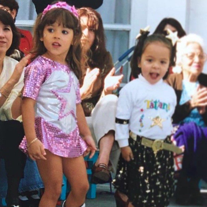 <p>Lihat bocah cilik berbaju pink, pasti kita familiar sama wajahnya. Ya, dia adalah Danna Paola si aktris cilik telenovela, Maria Belen di tahun 2000-an. (Foto: Instagram/dannapaola)</p>